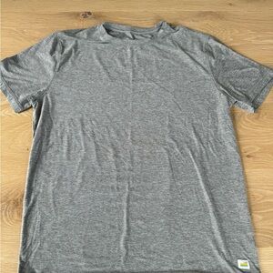 Vuori Strato Tech Tee. Medium. Heather Grey.